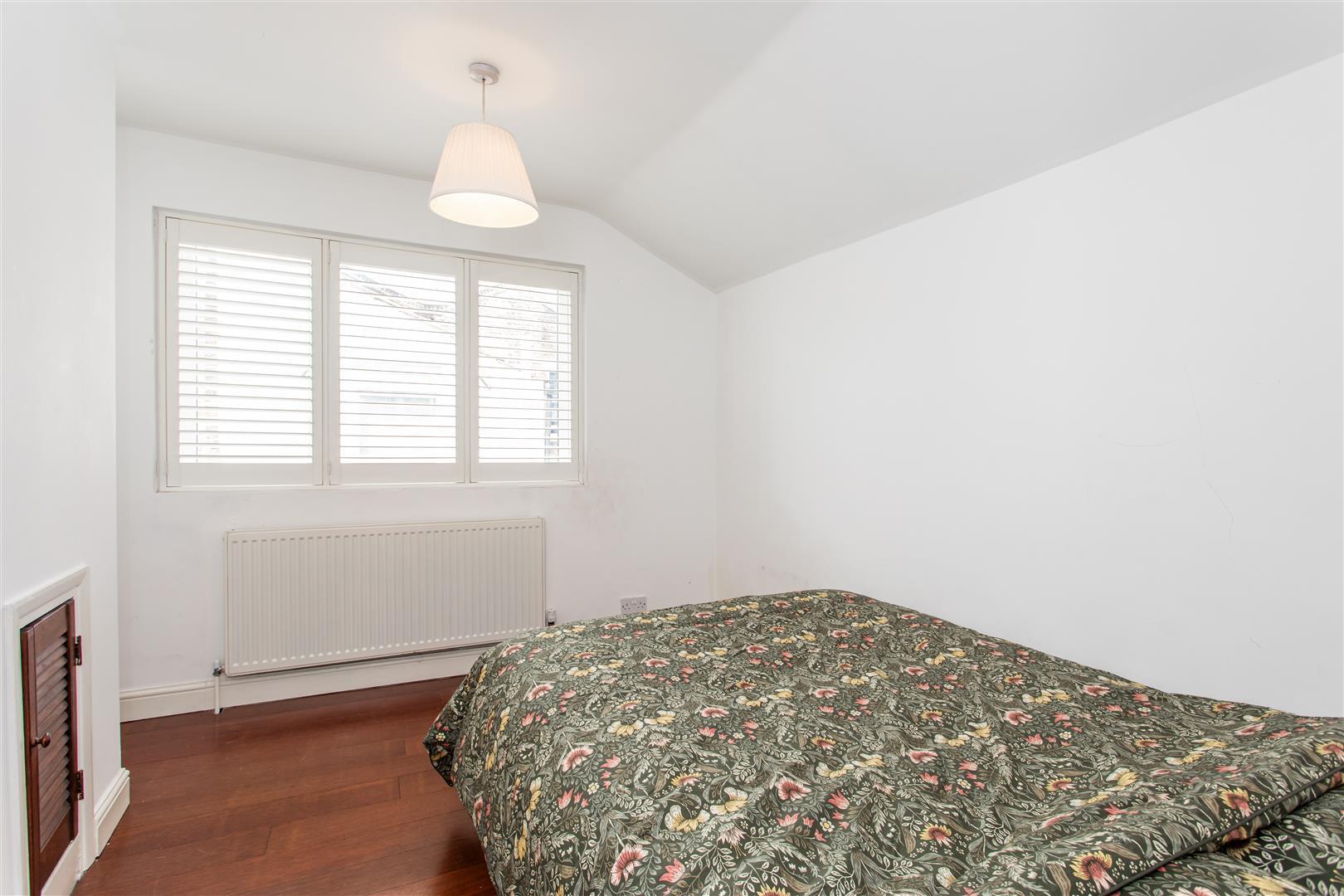Strahan Road, Bow